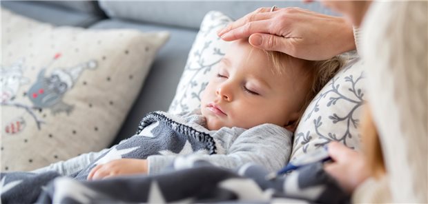 Krank mit Fieber: Bei Kleinkindern mit unkomplizierter Pneumonie reicht offenbar eine Kurzzeit-Antibiose aus.

