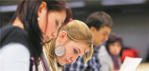 "Ärzte werden zum Geheimnisverrat angestiftet" Krank vor der Klausur? Studierende sind aufgefordert, konkrete Gesundheitsbeschwerden anzugeben.
