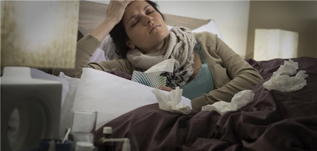 Krank zu Hause im Bett: Laut einer Analyse der Barmer hat die Zahl der Atemwegserkrankungen wieder deutlich zugenommen.