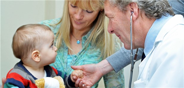 Kinderärzte unterstützen Notfallzentren Kranke Kinder und Jugendliche je nach Dringlichkeit in die richtige Versorgungsebene zu leiten, das könne durch die geplanten Integrierten Notfallzentren gelingen, so Pädiater.