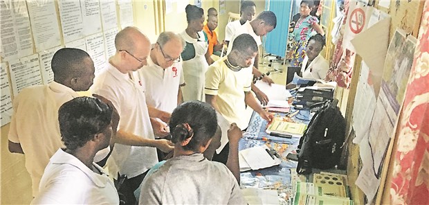 Wenn Welten aufeinandertreffen Krankenakten über Krankenakten: Morgenbesprechung im Stationszimmer. © Horsch/DÄfA