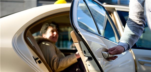 Krankenfahrt zur ambulanten Behandlung auf Kassenkosten – theoretisch möglich, in der Praxis aber scheitert es oft am falsch ausgefüllten Muster 4. Die Konsequenzen tragen die Patienten.