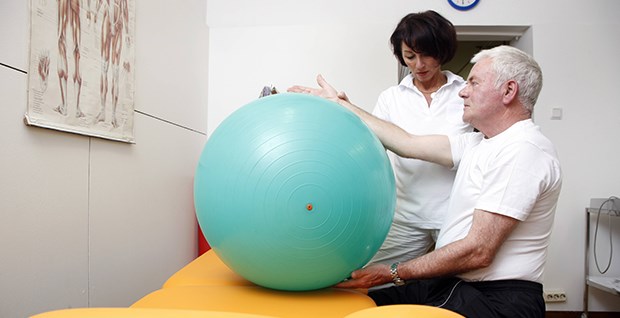 Modell: Krankengymnasten dürfen von Verordnung abweichen Krankengymnastik: In einem neuen Modellversuch, dürfen Physiotherapeuten von der ärztlichen Verordnung abweichen.