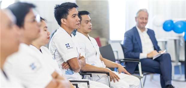 Bundesagentur vermittelt 2022 knapp 660 Pflegekräfte nach Deutschland Krankenhäuser in ganz Europa suchen im Ausland nach Pflegepersonal, um den Pflegenotstand abzumildern. Die Bundesagentur für Arbeit war bislang noch nicht sehr erfolgreich. Das Bild von Ende 2022 zeigt angeworbene Pfleger in den Niederlanden. (Archivbild)