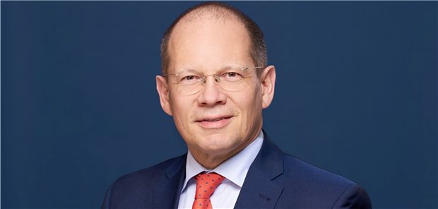 „Sparen können Sie in der Klinik nur noch bei den Ärzten“ Krankenhäuser müssten für die Vorhaltung bezahlt werden und nur zu einem ganz geringen Teil für die am Ende erbrachte Leistung, fordert MB-Vize Dr. Andreas Botzlar.