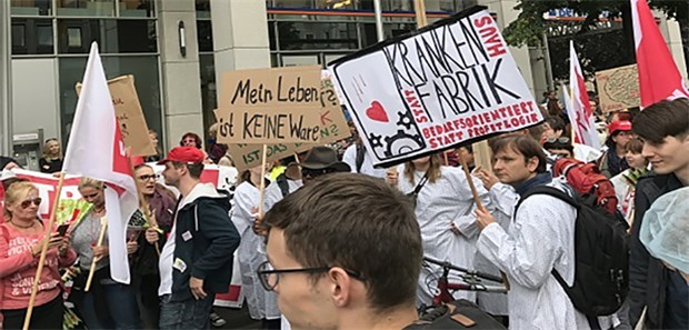 Über 1000 Pfleger haben gestreikt "Krankenhaus statt Fabrik": Das forderten Pflegekräfte bei einem gestrigen Verdi-Streik wie hier in Berlin.