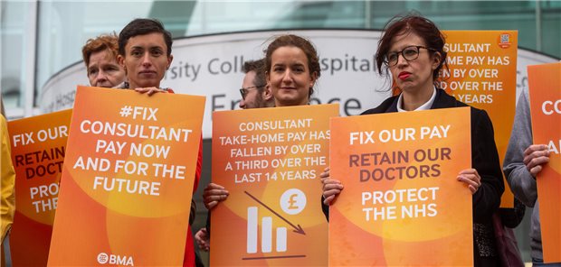Britische Krankenhausärzte treten wieder in den Ausstand Krankenhausärzte demonstrieren am Dienstag vor dem University College Hospital in London.
