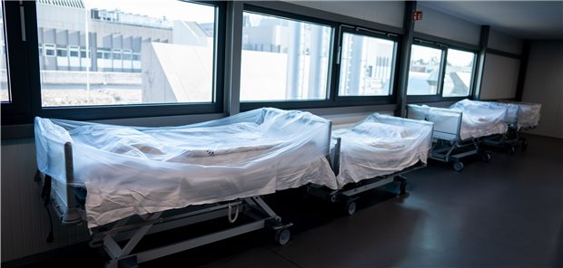 Berliner Kliniken müssen keine Betten für COVID-19-Patienten freihalten Krankenhausbetten stehen vor der neu eröffneten Intensivstation des Vivantes Humboldt-Klinikum im Stadtteil Reinickendorf. Eine Verordnung zu den Kapazitäten in Corona-Zeiten hat ein Berliner Gericht für unwirksam erachtet.