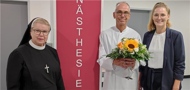 Anästhesie in Thuine unter neuer Leitung Krankenhausoberin Schwester Maria Manuela Höwelhans (links) und Carina Meyer zu Holle (Stellvertretende Verwaltungsdirektorin) begrüßen Andreas Niehaus als neuen Chefarzt der Klinik für Anästhesie im Elisabeth-Krankenhaus Thuine.