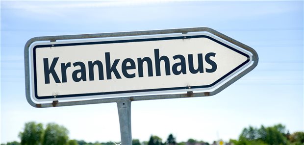Schild mit der Aufschrift Krankenhaus.