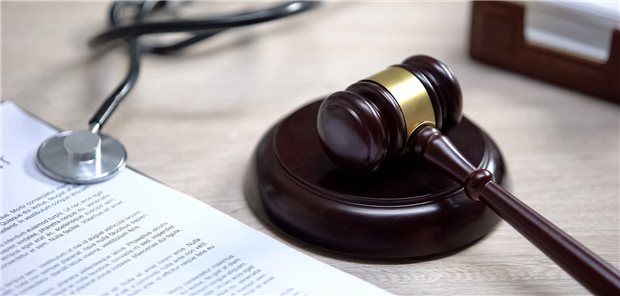 Gerichtsaal: Hammer und Stethoskop auf einem Tisch.