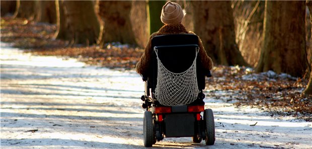 Mobil im Alter mit einem Elektrorollstuhl.