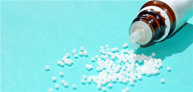 Globuli liegen auf dem Tisch.