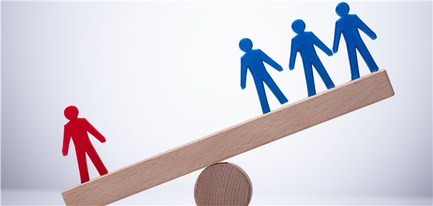 Krankenpflege aus dem Gleichgewicht: Auf der Intensivstation darf eine Pflegekraft maximal 2,5 Patienten in der Tagesschicht versorgen. Doch es fehlt auf dem Arbeitsmarkt an entsprechenden Fachkräften.