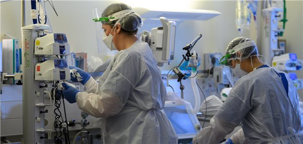 Dritte Corona-Welle: Spahn entlastet Krankenhäuser Krankenpflegekräfte betreuen auf der Intensivstation einen COVID-19-Patienten. Nicht nur die Versorgung wird vergütet, die Häuser sollen auch für freigehaltene Kapazitäten nun länger Ausgleichszahlungen erhalten.