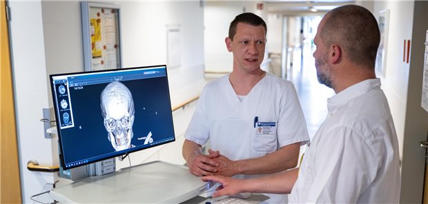 Toni Selz ist Pfleger des Jahres Krankenpfleger Toni Selz (l), Stationsleiter der Neurochirurgie im Klinikum Bergmannstrost, unterhält sich mit Oberarzt Felix Göhre.
