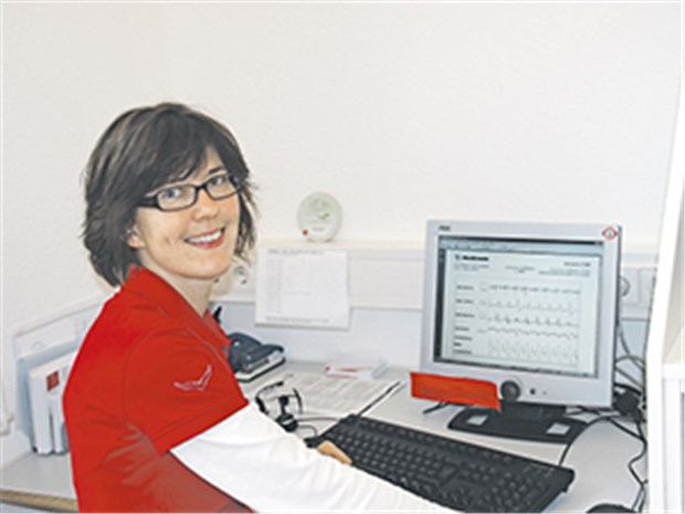 Telemetrie: Die Patientendaten kommen per Transmitter Krankenschwester Ingrid Mutscher während einer telemetrischen Sprechstunde in der Praxis von Dr. Ralph Bosch.