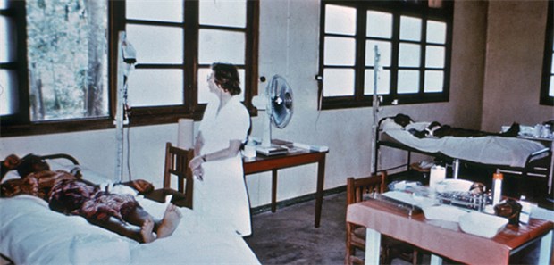 Ampulle platzt im Handgepäck Krankenschwester Margaret Isaacson steht im Zaire-Hospital in Yambuku neben einem Ebola-Patienten, der in einem Bett in dem Theater-Block des Krankenhauses liegt, der während des Ebola-Ausbruchs 1976 als Quarantänestation genutzt wurde.