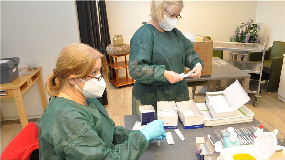Krankenschwester Stephanie Lewe (links) und ZFA Katja Puck kontrollieren ihren A...