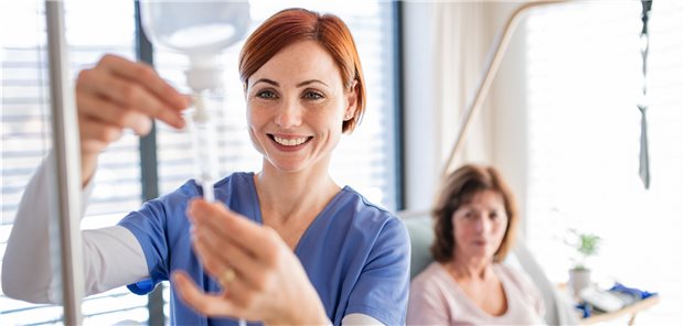 Wie lassen sich Pflegekräfte zurückholen? Krankenschwester bei der Arbeit. Viele steigen nach wenigen Jahren aus dem Beruf aus. Mit Hilfe einer Studie soll nun herausgefunden werden, wie sie zurückgewonnen werden können.