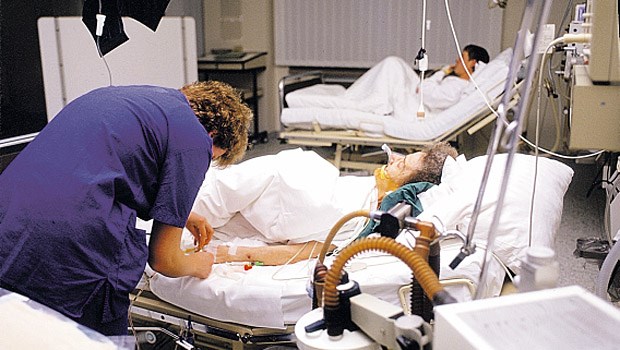 Wie hängen Personalschlüssel und Pflegequalität zusammen? Krankenschwester bei der Kontrolle einer Infusion. Viele Pflegekräfte klagen über eine starke Arbeitsverdichtung.