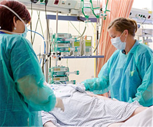 Nach EHEC: Rückenwind für Nierenärzte Krankenschwestern betreuen auf der Intensivstation des UKSH-Lübeck einen EHEC-Patienten.