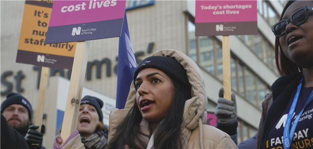 Krankenschwestern und -pfleger protestieren am Donnerstag vor dem St. Thomas‘ Hospital in London. Die Tarifforderungen der Beschäftigten addieren sich auf über zehn Milliarden Euro im Jahr.