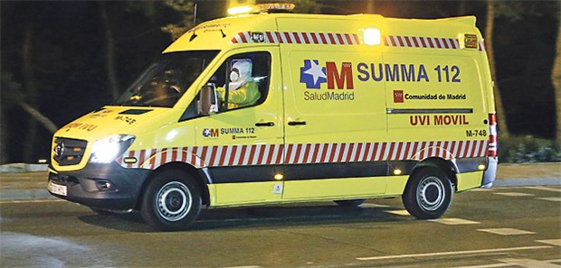 Erste Ebola-Infektion in Europa! Krankentransport zum Carlos III Hospital in Madrid: Erstmals ist das Ebola-Virus in Europa übertragen worden. Behandelt wird eine Pflegehelferin, die sich auf einer Isolierstation bei einem erkrankten Missionar angesteckt hat.