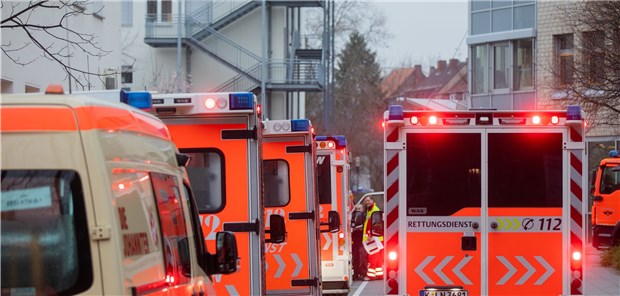 Kölner Unikliniken wegen Weltkriegsbombe teilweise evakuiert Krankenwagen stehen auf dem Gelände der Universitätsklinik. Schon wieder steht in Köln wegen einer Blindgänger-Entschärfung eine Evakuierungsaktion an. An diesem Donnerstag müssen Teile der Kölner Universitätsklinik geräumt werden. Rolf Vennenbernd/dpa