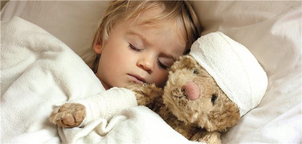 Krankes Kind im Bett. Einen Pädiater zu finden, der es versorgt, wird laut Berufsverband in Zukunft schwieriger werden.