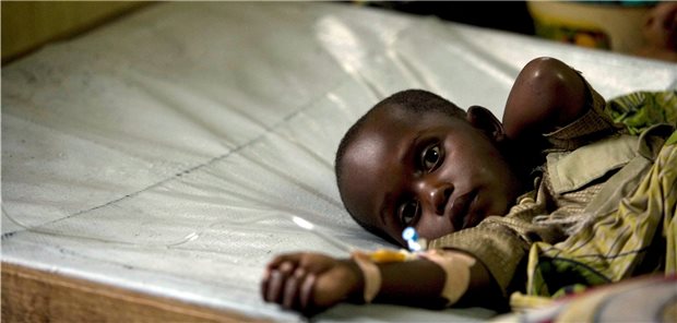 WHO empfiehlt Malaria-Impfstoff für Kinder in Risikogebieten Krankes Kind in Afrika: Auf dem Kontinent sterben jährlich 260.000 Kleinkinder an Malaria.