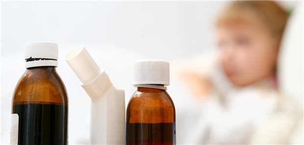 Krankes Kind und kein Arzneimittel im Haus? Gesundheitsminister Lauterbach bittet Eltern, von Hamsterkäufen abzusehen.