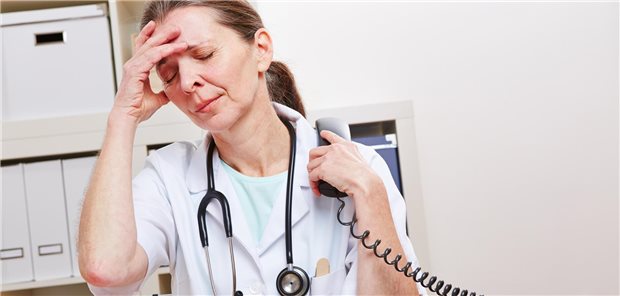 Krankgeschrieben und dann wegen eines Unfalls zusätzlich in der Klinik? Betroffene sollten daran denken, sich von der Klinik eine Folge-AU-Bescheinigung ausstellen zu lassen, um Lückentage zu vermeiden. Das gilt insbesondere, wenn sie sich gerade in der Arbeitslosigkeit befinden.