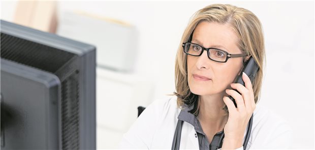 Krankschreiben per Telefon: KBV und Hausärzteverband wollen diese Möglichkeit der AU auch nach Corona-Pandemie beibehalten. (Symbolbild mit Fotomodell)