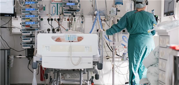 Drei Erkrankungen bergen das höchste Risiko für schweren COVID-19-Verlauf Krebs, Herzinsuffizienz und Demenz sind die größten Risikofaktoren für einen schweren Verlauf von COVID-19 inklusive Intensivstation.