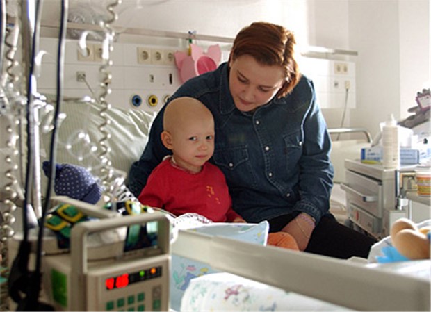 NRW will bessere Versorgung für sterbenskranke Kinder Krebskrankes Kind mit seiner Mutter. In NRW soll jetzt die palliativmedizinische Versorgung von schwerstkranken Kindern verbessert werden. © Olaf Döring / imago