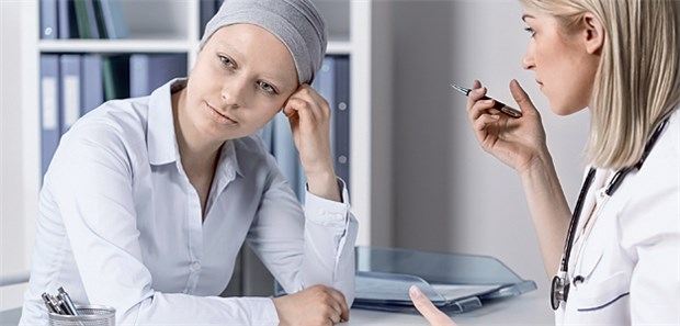 Versagen Ärzte im Gespräch? Krebspatienten benötigen im Diagnose- und Therapiegespräch viel Empathie. Genau das scheint vielen Ärzten jedoch schwerzufallen, sie verstecken sich lieber hinter wissenschaftlichen Daten.