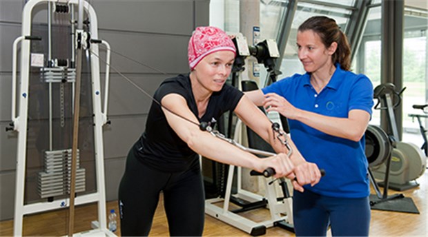 Sport bei Krebs - wie viel tut den Patienten gut? Krebspatienten, die Sport machen, fühlen sich insgesamt besser, sind leistungsfähiger und leiden unter weniger Nebenwirkungen.