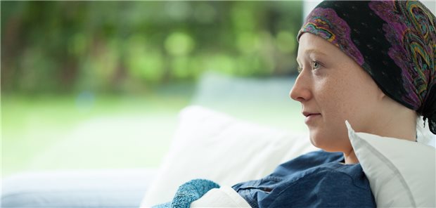 Wenn Eminenz Evidenz dominiert Krebspatienten in Osteuropa haben nicht immer Zugang zu einer modernen Diagnostik und Versorgung. Das soll sich mit dem EU-Krebsplan ändern. Experten zweifeln, dass das so schnell Realität wird. (Symbolbild mit Fotomodell)