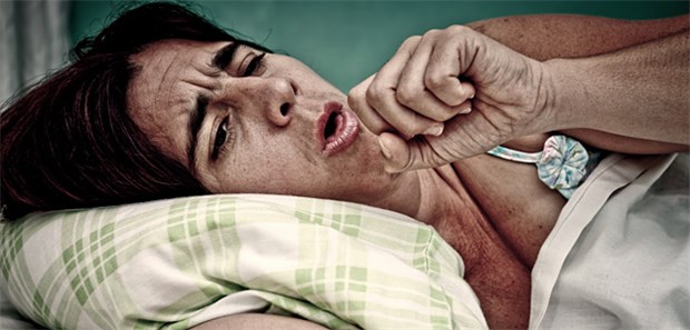 Krebspatienten sind besonders gefährdet, an einer Pneumocystis-Pneumonie mit Fieber, Dyspnoe und trockenem Husten zu erkranken.