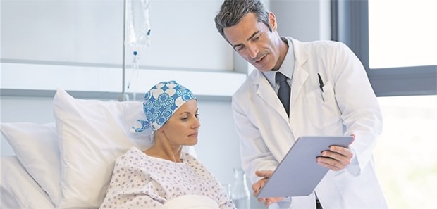 Mehr psychologische Hilfe für Patienten mit Krebs Krebspatientin im Arztgespräch. Neben der medizinischen Therapie ist psychoonkologische Hilfe wichtig.