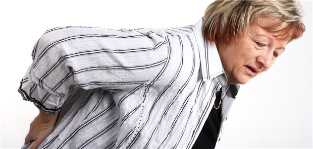 Kreuzschmerzen: In einer Studie war ein Vitamin-D-Defizit deutlich mit der Schwere von Bandscheibendegenerationen und Kreuzschmerzen assoziiert.