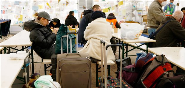 Versorgung von Flüchtlingen: KV ist wütend über Berliner Schneckentempo Kriegsflüchtlinge aus der Ukraine warten in der „Welcome Hall Land Berlin, der ersten Anlaufstelle nach der Ankunft der Flüchtlinge auf dem Hauptbahnhof.