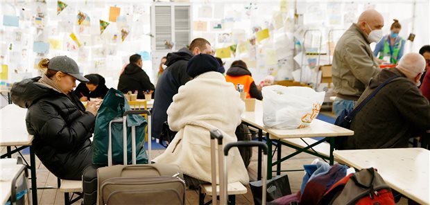 Berlin: Einigung über Versorgung nicht registrierter Ukraine-Kriegsflüchtlinge Kriegsflüchtlinge aus der Ukraine warten in der „Welcome Hall Land Berlin“ auf dem Hauptbahnhof. Für die medizinische Behandlung gibt es nun einen Vertrag.