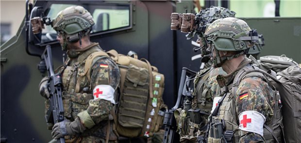 Soldaten der Luftlandebrigade 1 führen eine Übung aus.