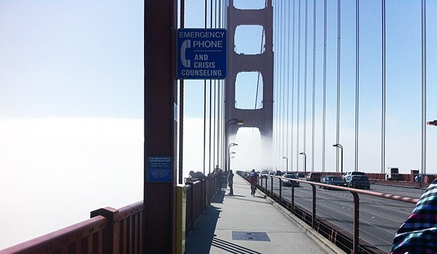 Leben retten mit Netzen und Militärreformen Krisentelefon für Suizid-Gefährdete auf der Golden Gate Bridge.