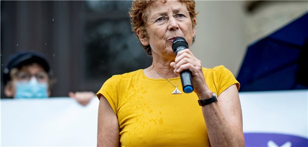 Gericht untersagt Abtreibungsgegnern Holocaust-Vergleich bei Gießener Ärztin Kristina Hänel, Gießener Ärztin und Klägerin im Prozess zur Unterlassungsklage gegen den Betreiber der Internetseite „Babykaust“, spricht am Freitag vor der Verhandlung vor dem Zivilgerichtsgebäude.