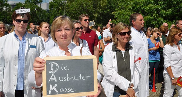 Zitronen vor der DAK Kritik an der DAK, stellvertretend für alle Kassen. So demonstrierten Ärzte und Praxismitarbeiterinnen am Mittwoch vor der DAK-Hauptverwaltung.