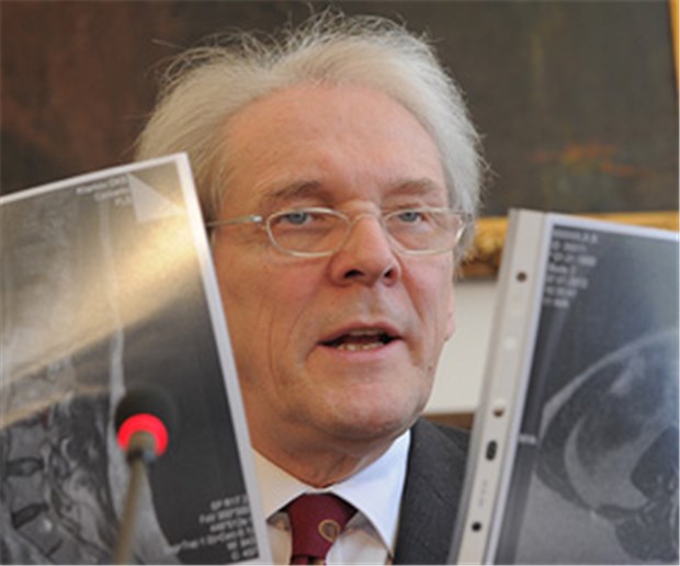 Charité-Chef empört über Ukraine Kritik an der Kritik: Charité-Chef Einhäupl mit Befunden von Patientin Timoschenko.