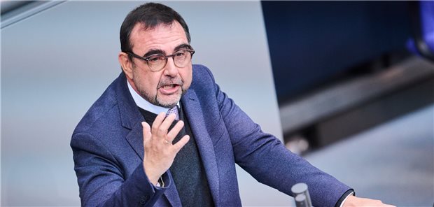 Bayern lehnt Klinikreform „im Hauruckverfahren“ ab Kritiker der bisherigen Krankenhausreform-Pläne: Bayerns Gesundheitsminister Klaus Holetschek (hier bei einer Sitzung des Bundestages im September 2022).